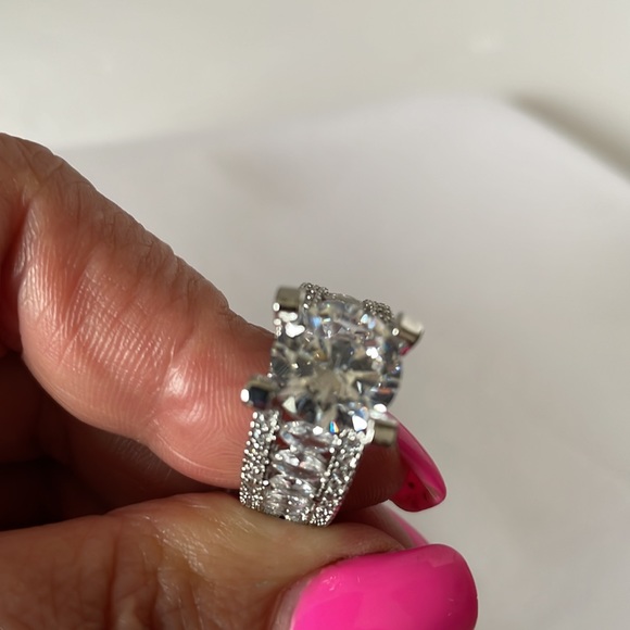 ❌PRICE DROP❌NWOT Silver CocktailRing with Crystals. - Picture 4 of 5